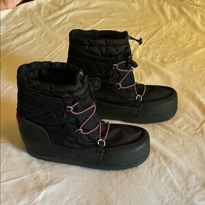 Hunter Waterproof Snow Boots. Womens size 8